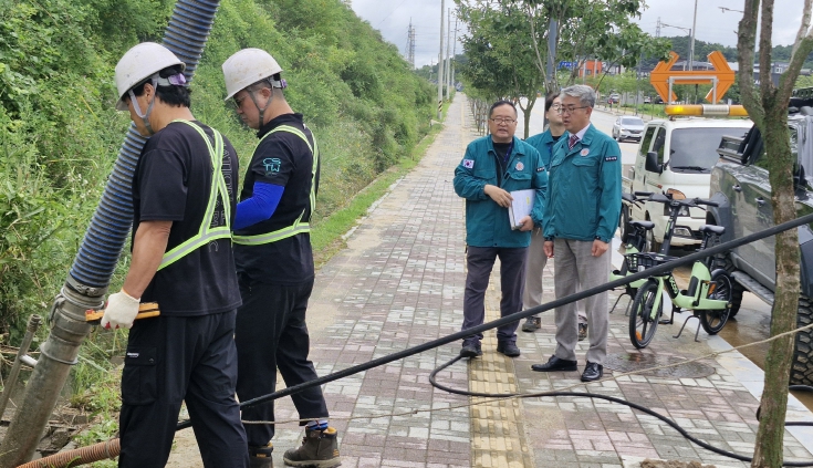 집중호우 대비 긴급 현장 점검 실시(금릉동 도시계획도로 우수받이 준설현장 점검)
