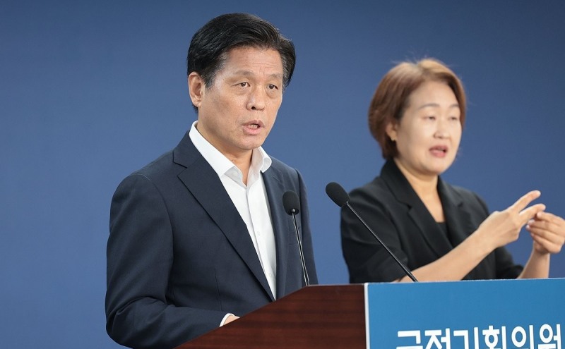 정례 브리핑하는 조승래 대변인(사진=연합뉴스)