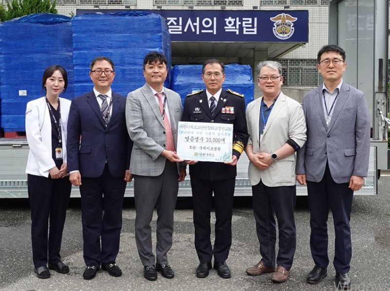 관절전문 국제바로병원이 인천구치소를 찾아 생수를 기부하고 관계자들과 기념촬영을 하고 있다.(좌측부터 국제바로병원 이소민 수간호사, 박기동 원무부장, 김종환 행정원장, 인천구치소 김재술 소장, 교정선교회 정봉우 회장, 인천구치소 신현탁 사회복지과장,)