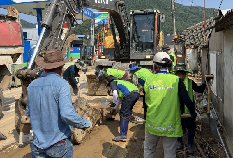 23일 진주시 수곡면 수해복구 현장에서 LH 임직원들이 수해복구 활동을 하고 있다.(사진=LH)