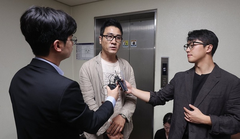 이명현 특검 사무실 앞에서 입장 밝히는 전 해병(사진=연합뉴스)