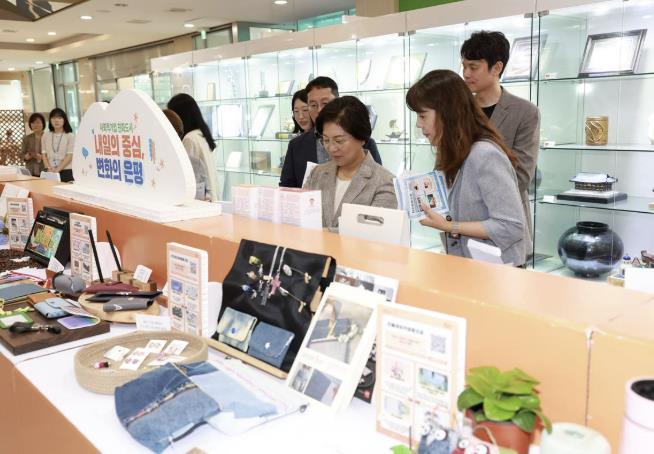 전시된 제품을 둘러보고 있는 김미경 구청장(가운데)