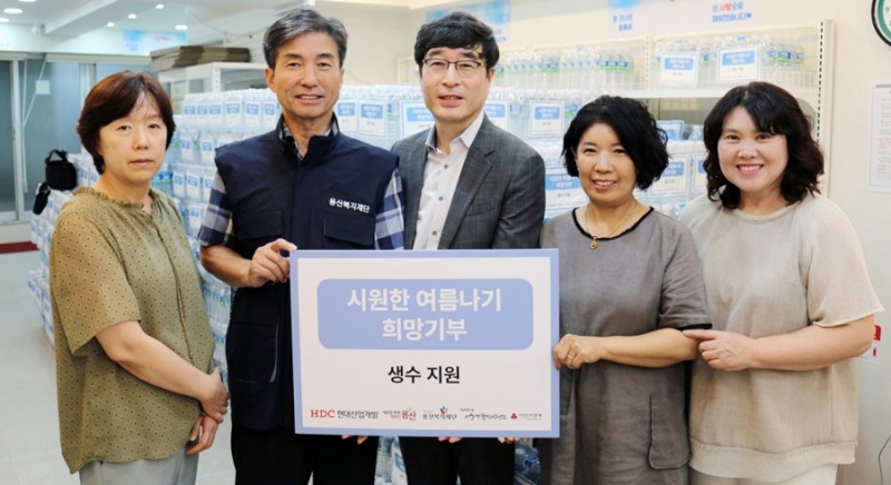 (왼쪽부터) 박영란 용산구청 생활지원국장, 김경원 용산복지재단 사무국장, 도기탁 HDC현대산업개발 상무, 유호연 서울역쪽방상담소장, 송혜영 남영동장.(사진=HDC현대산업개발)