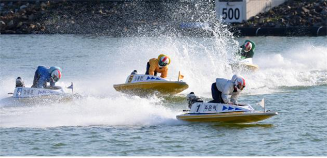 미사경정장에서 선수들이 턴마크 선회 이후 직선 주로 경합을 시작하고 있다.(사진=국민체육진흥공단)