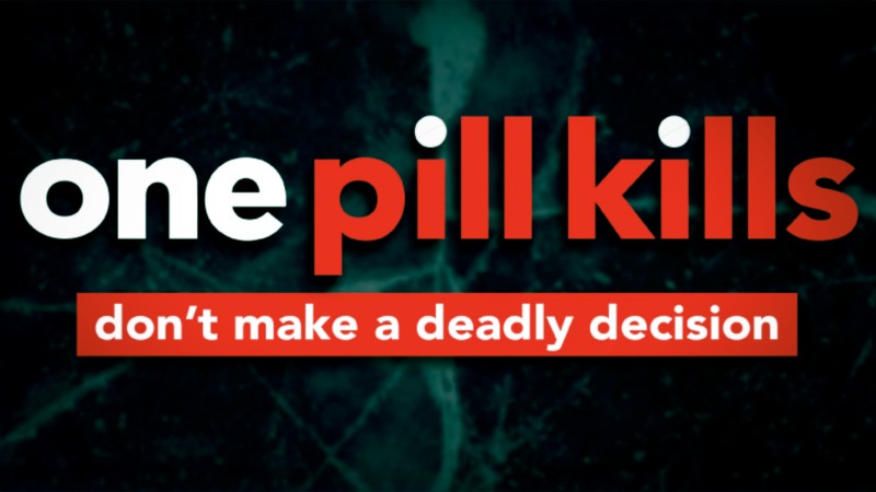 미국의 'One Pill Can Kill' 캠페인은 DEA가 2021년에 출시한 공공 인식 캠페인이다. 펜타닐과 메스암페타민이 포함된 위조 처방약의 치명적 위험성을 알리기 위해 소셜 미디어, 교육 자료, 학교 및 스포츠 단체 파트너십을 통해 부모, 교사, 청소년 등을 대상으로 홍보하며, "한 알이 생명을 앗아갈 수 있다"는 메시지를 강조하고 있다.