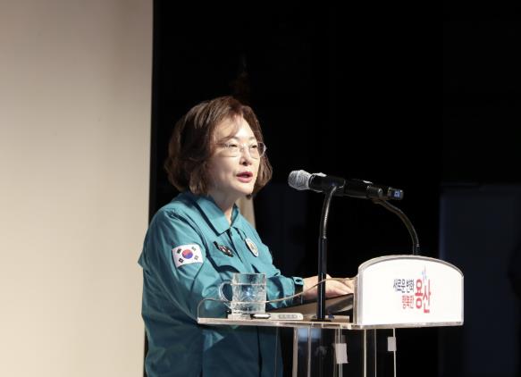 박희영 용산구청장이 2025 하반기 재난안전 및 중대재해 예방 교육에서 직원들에게 안전 관련 당부를 전하고 있다