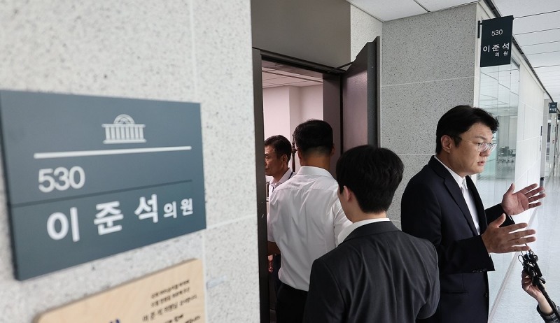 이준석 의원실 들어가는 김건희특검 관계자들(사진=연합뉴스)