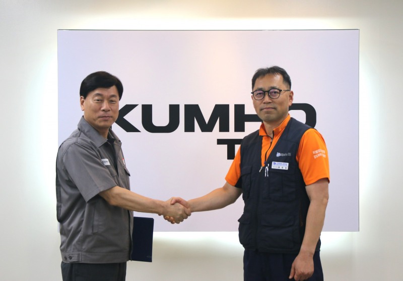 김명선 금호타이어 생산기술총괄 부사장(사진 왼쪽)과 황용필 금호타이어지회 대표 지회장이 노사 특별합의 후 악수를 하고 있다.(사진=금호타이어)