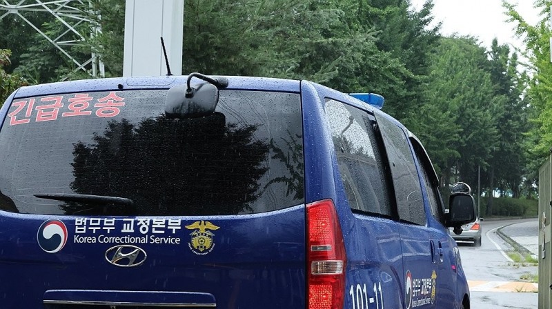 서울구치소로 들어서는 호송차량(사진=연합뉴스)