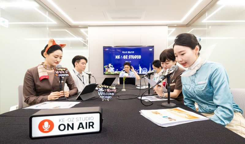 대한항공과 아시아나항공 양사 임직원들이 동화책을 낭독·녹음하여 독서 소외계층을 위한 오디오북을 제작하는 모습.(사진=대한항공)