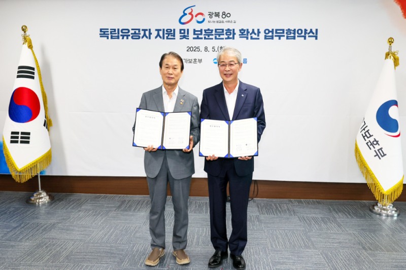 왼쪽부터 국가보훈부 권오을 장관, 우리금융그룹 임종룡 회장이 지난 5일 서울지방보훈청에서 열린 광복80주년 독립유공자 지원 및 보훈문화 확산 업무협약식에서 기념사진을 촬영하고 있다. 사진=우리금융그룹