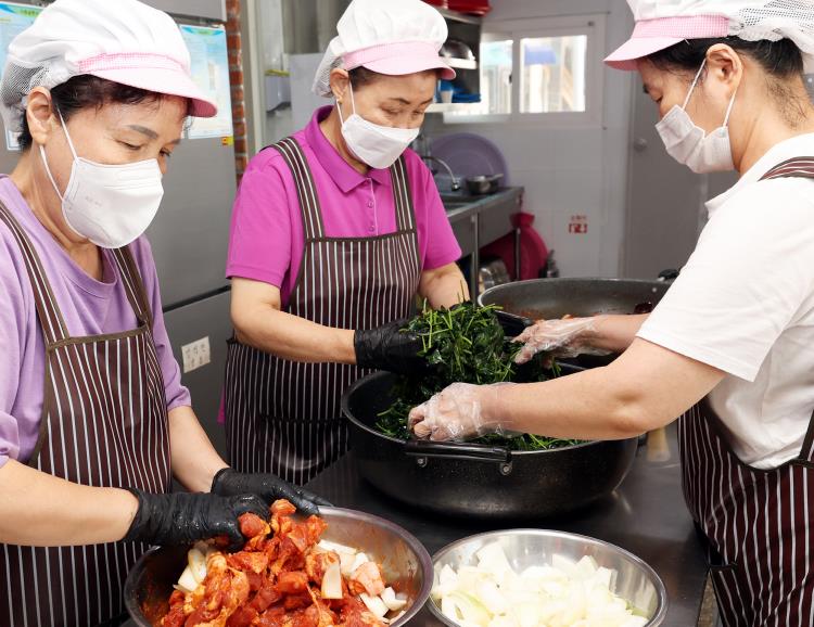 시니어클럽 소속 어르신들이 반찬을 만드는 모습