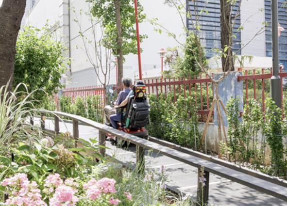 전동휠체어 보행길 이용 모습
