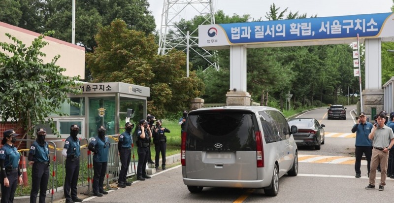 윤 전 대통령 체포 위해 구치소 들어가는 김건희 특검팀(사진=연합뉴스)