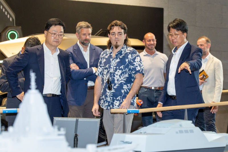 6일(수) HD현대 글로벌R&D센터를 방문한 팔머 럭키(Palmer Luckey) 안두릴 공동설립자가 HD현대가 개발 중인 무인수상정에 대한 설명을 듣고 있다. 사진 앞줄 왼쪽부터 주원호 HD현대중공업 특수선사업대표, 팔머 럭키 안두릴 공동설립자.(사진=HD현대)