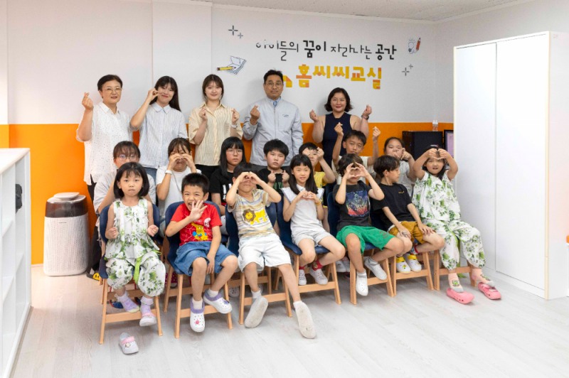 새롭게 개소한 홈씨씨교실 8호점에서 아동들과 관계자들이 기념촬영을 하고 있다.(사진=KCC글라스)