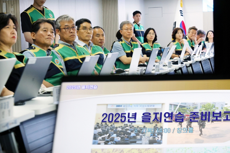 간부들이 2025년 을지연습 준비보고 동영상을 시청하고 있다.