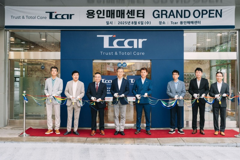 (왼쪽부터) 롯데오토케어 이규필 대표, 롯데렌탈 주경이 T car 사업부문장, 한국자동차진단보증협회 정욱 회장, 롯데렌탈 최진환 대표, 한국자동차매매사업조합연합회 엄태권 회장, 경기도자동차매매사업조합 임현 용인지부장, 선보 정봉선 이사, 롯데렌탈 조근행 마케팅부문장.(사진=롯데렌탈)