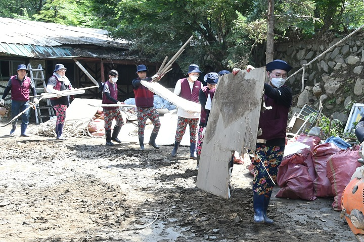 에스알은 8일(금) 집중호우로 피해를 입고 특별재난지역으로 지정된 경기도 가평군 청평면을 찾아 피해 복구 지원 활동에 나섰다.(사진=SR)