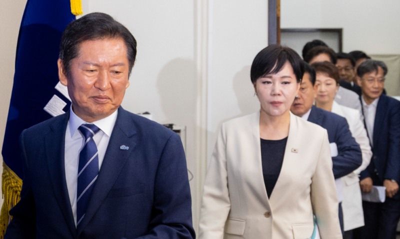 최고위 입장하는 민주당 지도부(사진=연합뉴스)