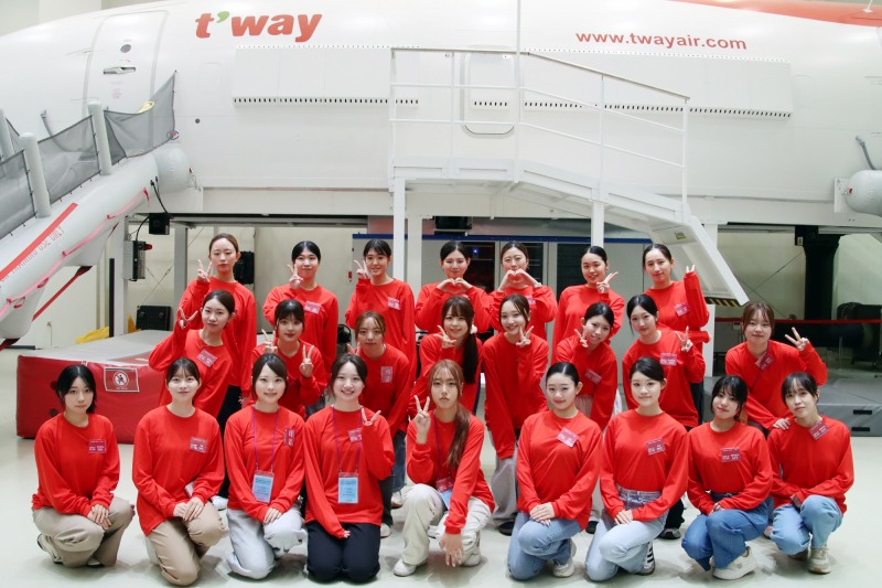 지난 7일(목) 티웨이항공 훈련센터에서 객실 승무원 체험과정 '크루클래스'에 참여한 일본 대학교 학생들이 기념 사진을 촬영하고 있다.(사진=티웨이항공)