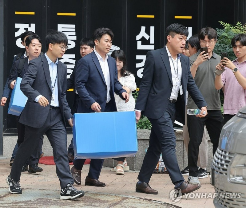 서희건설 압수품 옮기는 김건희특검/사진=연합뉴스