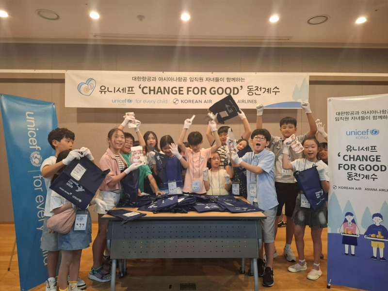 아시아나항공과 대한항공 임직원 자녀들이 ‘사랑의 기내 동전 모으기 캠페인’으로 모인 동전을 계수하는 봉사 활동을 하고 있다.(사진=아시아나항공)