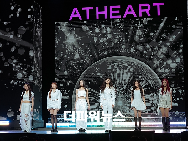 앳하트(AtHeart), 첫 번째 EP 'Plot Twist' 쇼케이스