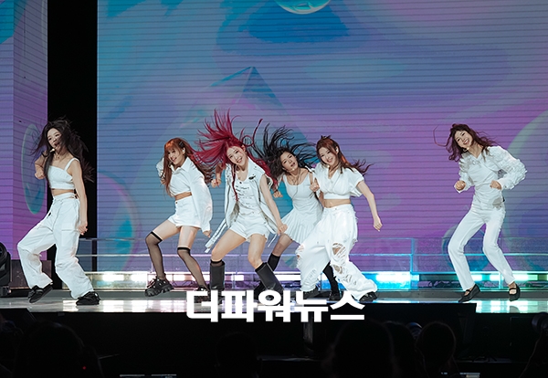 앳하트(AtHeart), 첫 번째 EP 'Plot Twist' 쇼케이스