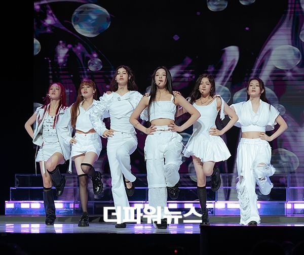 앳하트(AtHeart), 첫 번째 EP 'Plot Twist' 쇼케이스