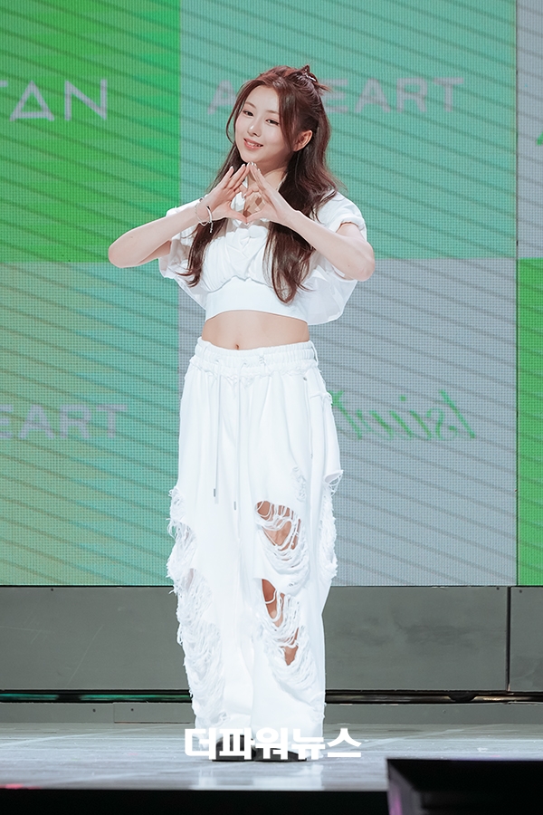 앳하트(AtHeart) 봄, 첫 번째 EP 'Plot Twist' 쇼케이스