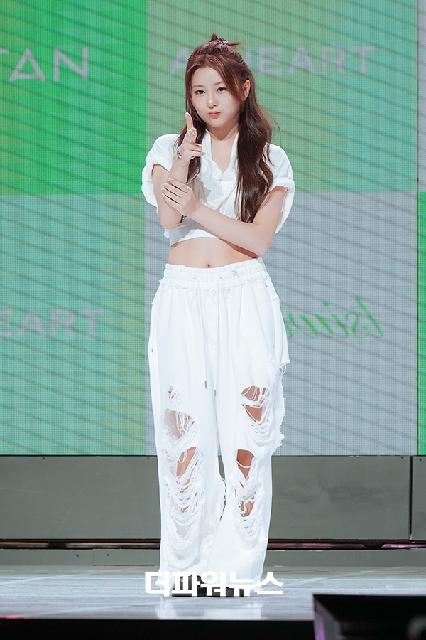 앳하트(AtHeart) 봄, 첫 번째 EP 'Plot Twist' 쇼케이스