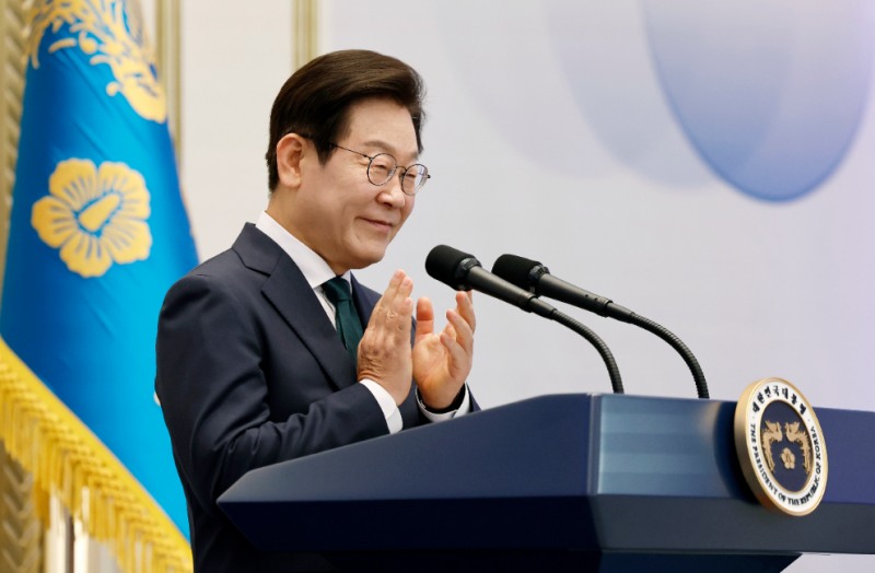 이재명 대통령이 독립유공자 후손 및 참석자를 향해 박수를 보내고 있다.(사진=연합뉴스)