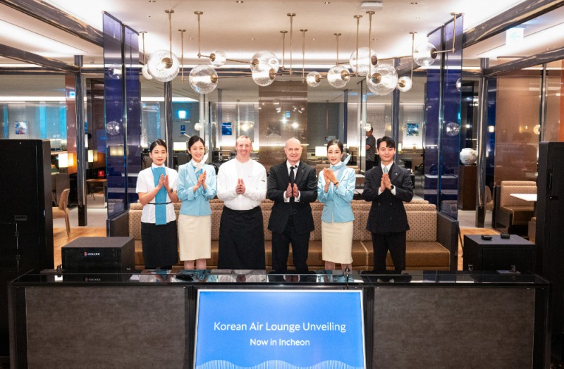 행사에 참석한 David Pacey 대한항공 기내식기판 및 라운지 부문 부사장(왼쪽에서 네 번째)과 직원들이 기념사진을 촬영하는 모습.(사진=대한항공)