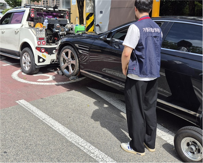 기장군 38세금징수TF팀이 체납원인으로 압류 차량을 대상으로 강제견인을 진행하고 있다.(제공=부산 기장군)