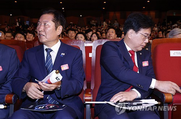 광복절 경축식 참석한 정청래 대표와 송언석 비대위원장. (사진=연합뉴스)