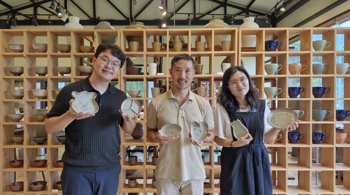 완주군, 가정위탁아동·부모가 함께 만든 도자기 전달