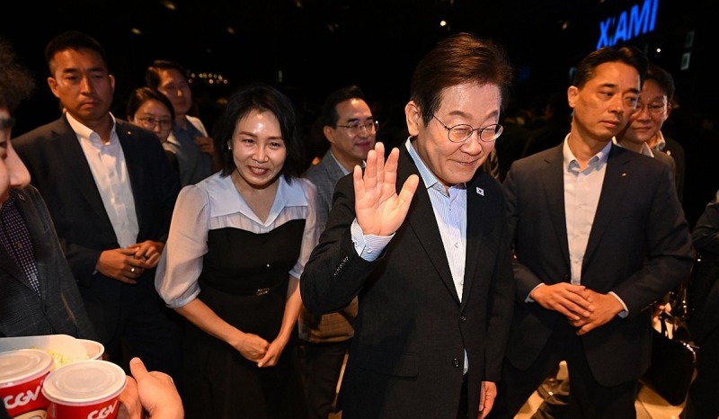 17일 서울 용산CGV에서 '독립군:끝나지 않은 전쟁' 관람 후 인사하는 이재명 대통령 부부(사진=연합뉴스)