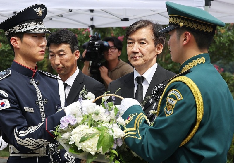 김대중 전 대통령 묘역 찾은 조국 전 대표(사진=연합뉴스)