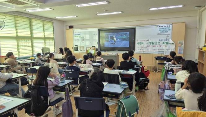 지난해 세곡초등학교에서 열린 어린이 식생활 안전 특별교육에 참여한 아이들이 강의를 듣고 있다.