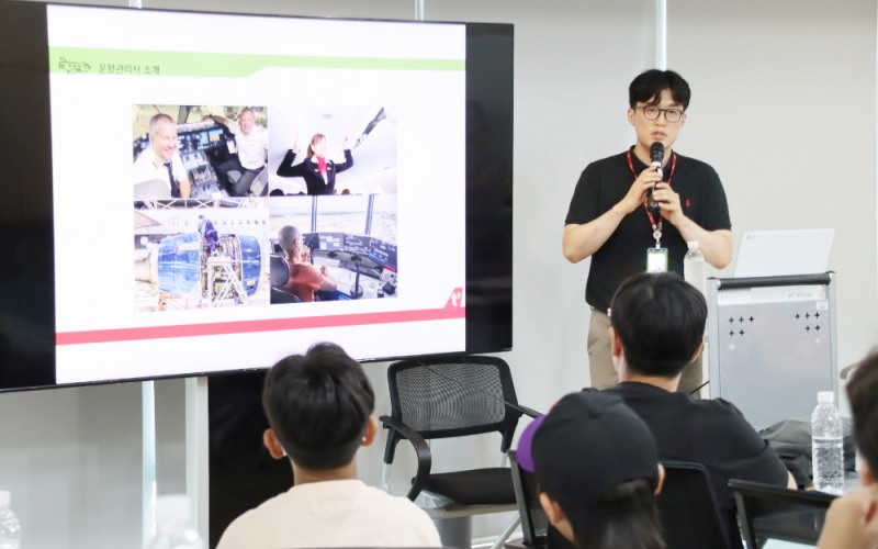 8월 13일 티웨이항공이 국립항공박물관에서 초등학교 및 중학교 학생들을 대상으로 항공 진로 특강을 진행하고 있다.(사진=티웨이항공)