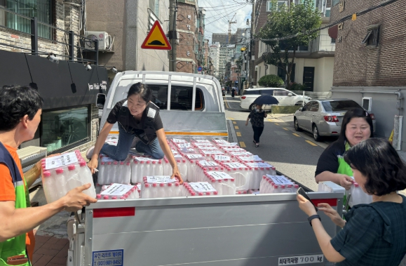 폭염특보가 지속된 20일 서대문구가 관내 수해 지역 주민들에게 아리수 얼음물을 배부하고 있다.