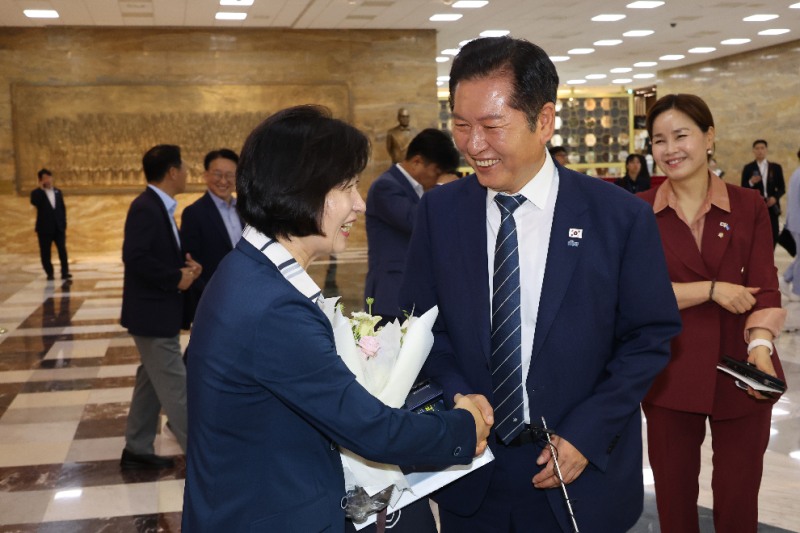 추미애 의원과 정청래 대표(사진=연합뉴스)