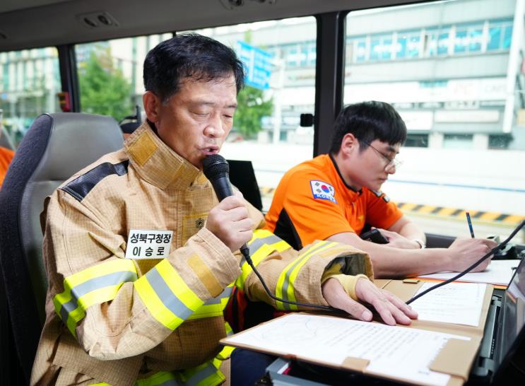 이승로 성북구청장이 긴급차량 길터주기 훈련을 진행하고 있다