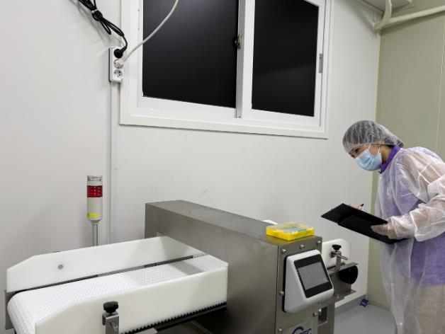 위생 평가반이 식품제조·가공업소 위생 점검을 하고 있다.