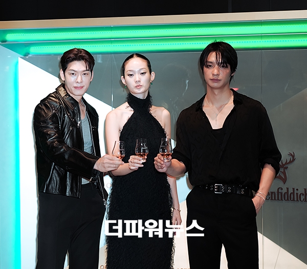 오스틴강-신현지-채종석, 포토월 행사