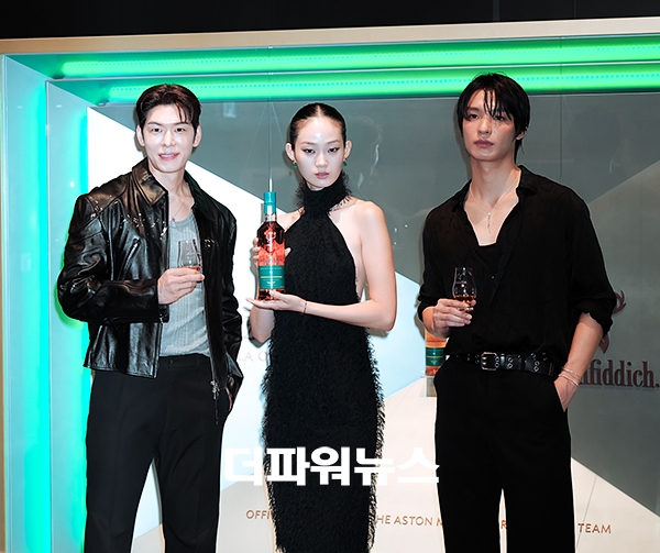 오스틴강-신현지-채종석, 포토월 행사