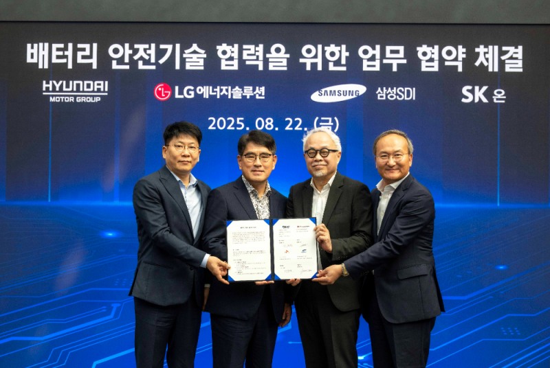 (왼쪽부터) LG에너지솔루션 대표이사 김동명 사장, 현대차·기아 R&D본부장 양희원 사장, 삼성SDI 대표이사 최주선 사장, SK온 대표이사 이석희 사장.(사진=현대자동차)