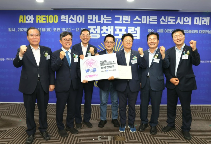 (왼쪽부터) 이개호 국회의원(전남,담양,함평,영광,장성), 안도걸 국회의원(광주동남을), 명현관 해남군수, 박지원 국회의원(전남 해남,완도,진도), 정진욱 국회의원(광주동남갑), 주철현 국회의원(전남 여수시갑), 조계원 국회의원(전남 여수시을).(사진=BS한양)