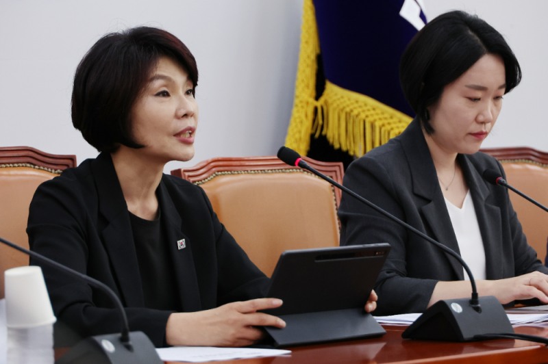 더불어민주당 한정애 정책위 의장이 24일 서울 여의도 국회에서 2024년 회계연도 결산 심사와 관련해 기자간담회를 하고 있다.(사진=연합뉴스)